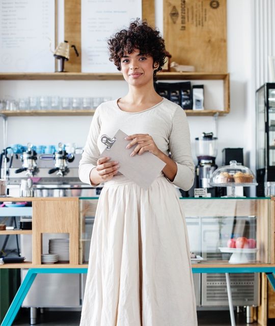 Kyra Sombretti - Manajer Cabang